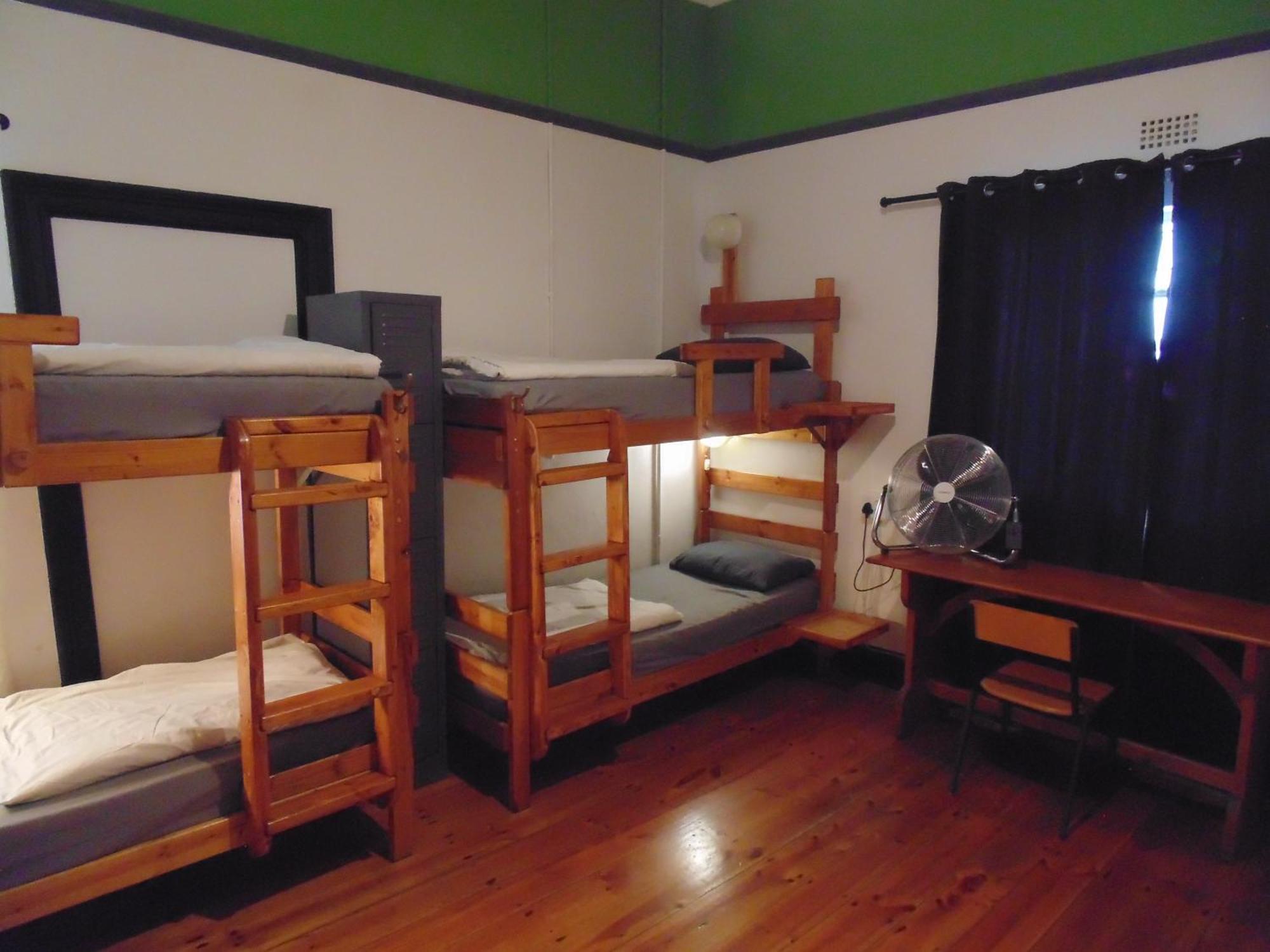 Zebra Crossing Backpacker Hostel Cape Town Exterior photo